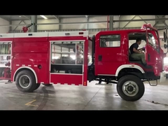 RHD&LHD SINOTRUK HOWO Tanc d'eau de couleur rouge Camion de pompiers de 4000L Capacité pour la pulvérisation routière polyvalente
