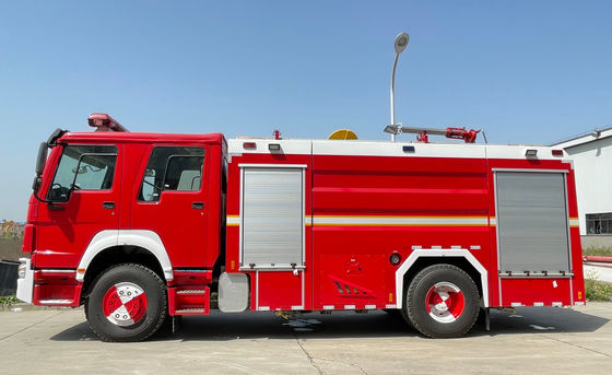 SINOTRUK 228kw Heavy Duty Fire Truck 6 Wheeled Type 8000 Liter Foam Capacity