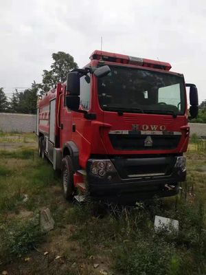 HOWO réservoir d'eau camion de pompiers forme carrée taille personnalisée