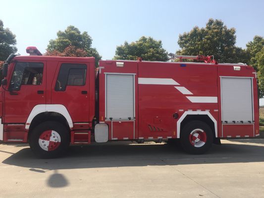 Camion de pompiers de mousse de l'eau de Sinotruk 8000L avec la double cabine multifonctionnelle